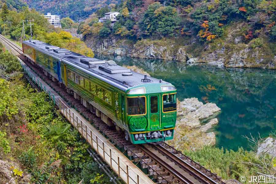 Luxurious sightseeing train, Shikoku Mannaka Sennen Monogatari